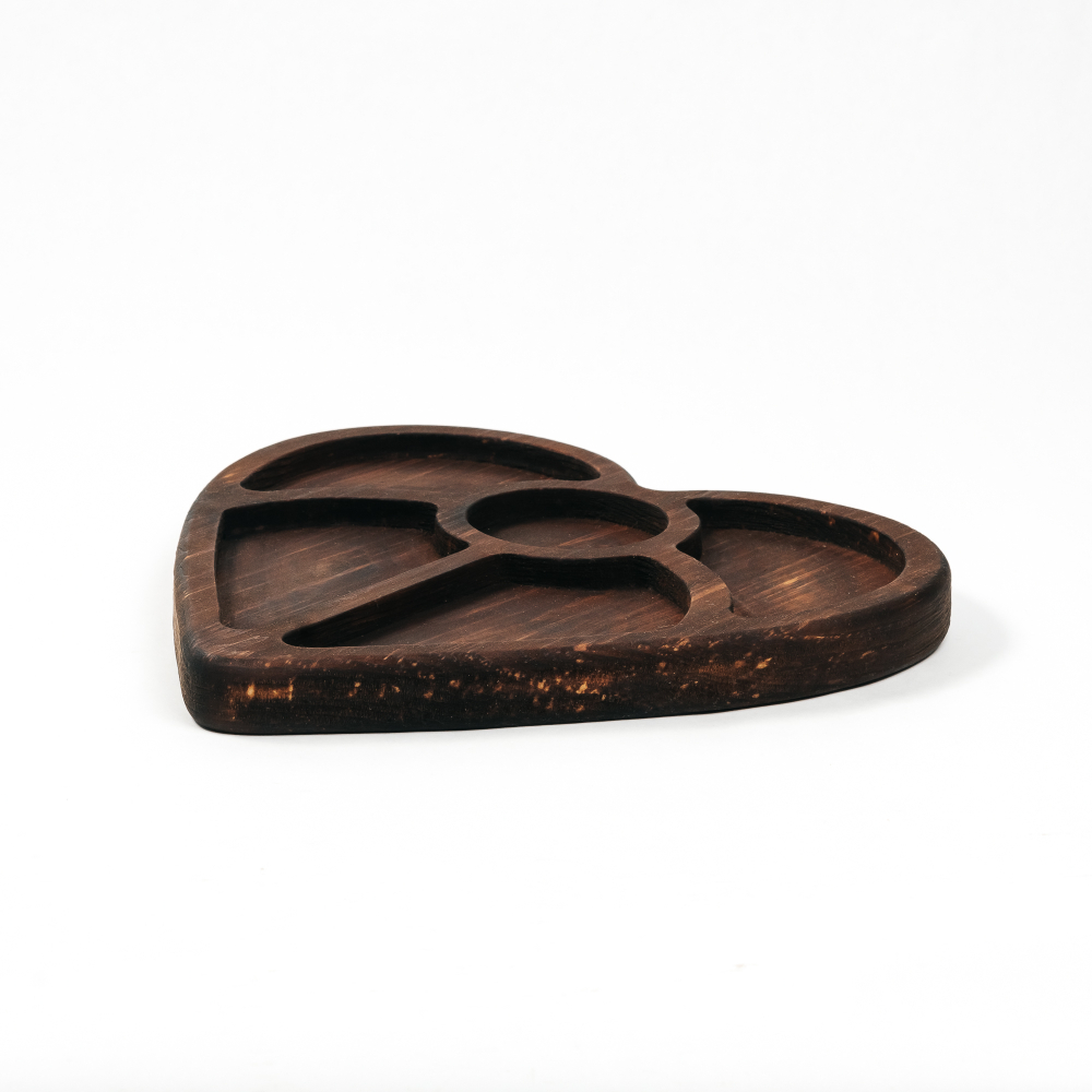 Деревянная менажница из кедра для подачи блюд и закусок "Сердце"