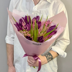«Сливовый этюд» букет из тюльпанов и лимониума