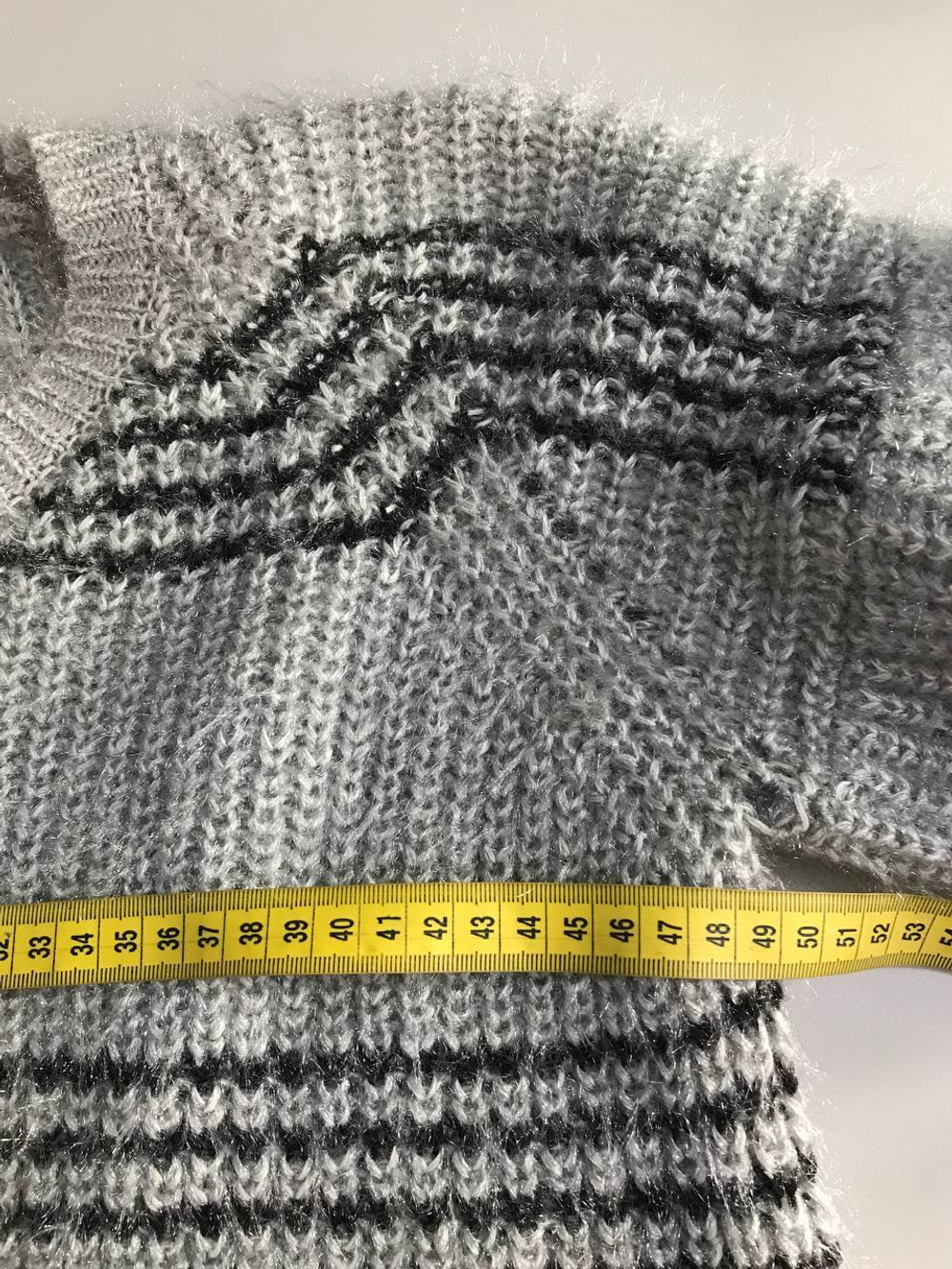 Свитер с блестящей ниточкой, визуально на 44 размер