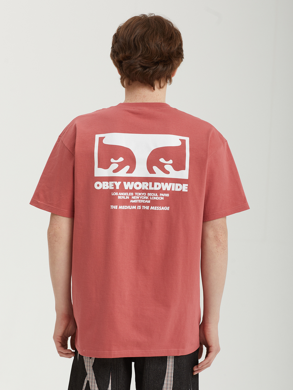 Мужская Футболка Obey The Medium Is The Message