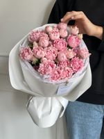 Моно букет из кустовых пионовидных роз