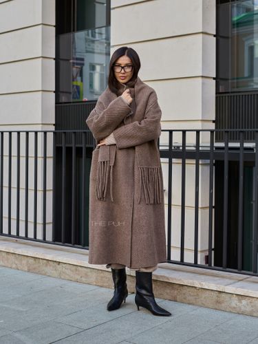 Коричневое пальто с шарфом