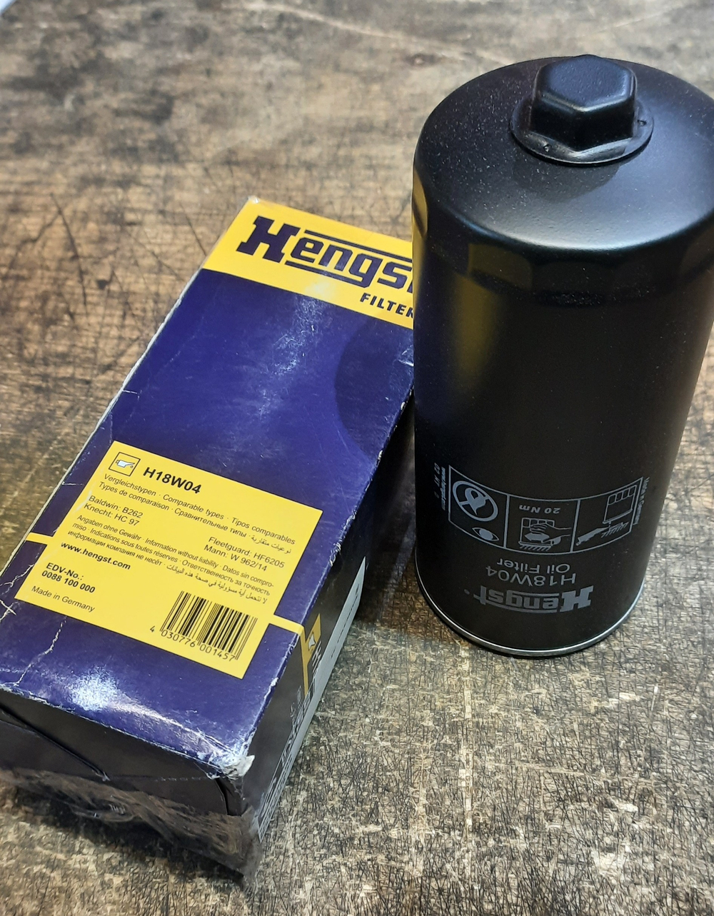 Фильтр масляный Hengst H18W04