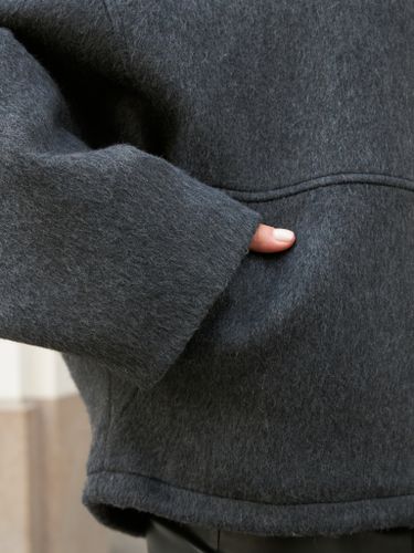 Утепленная графитовая куртка с капюшоном