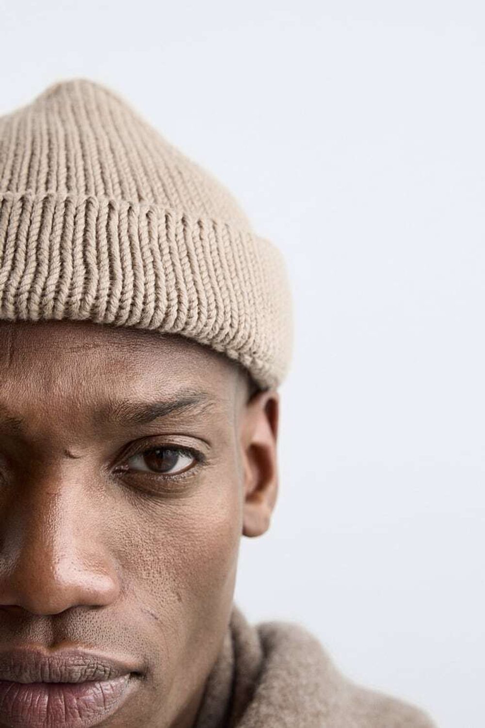 ZARA КОРОТКАЯ ШАПКА БИНИ, БЕЖЕВЫЙ