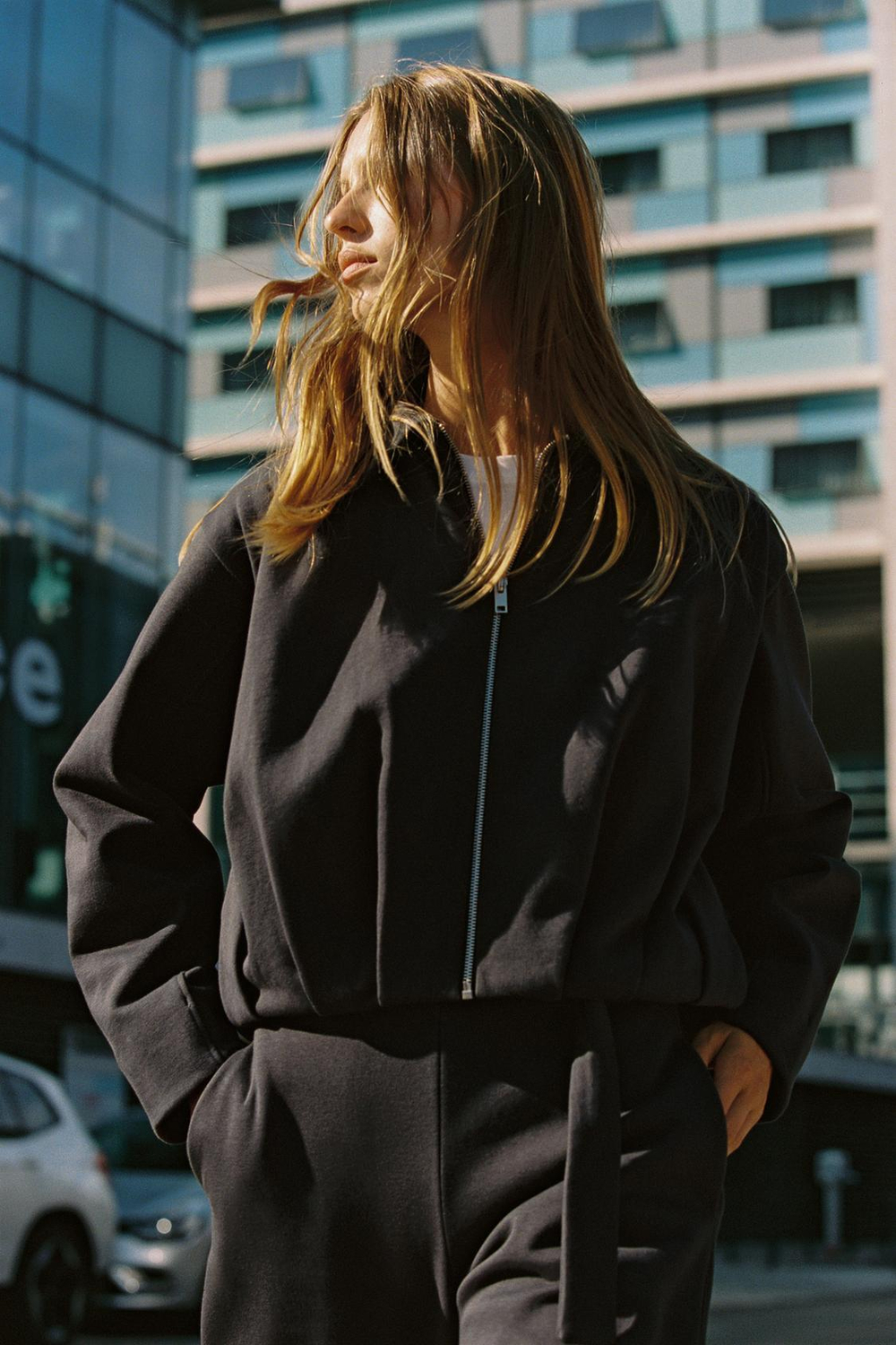 ZARA БОМБЕР ИЗ МЯГКОЙ ТКАНИ СО СКЛАДКАМИ, УГОЛЬНЫЙ