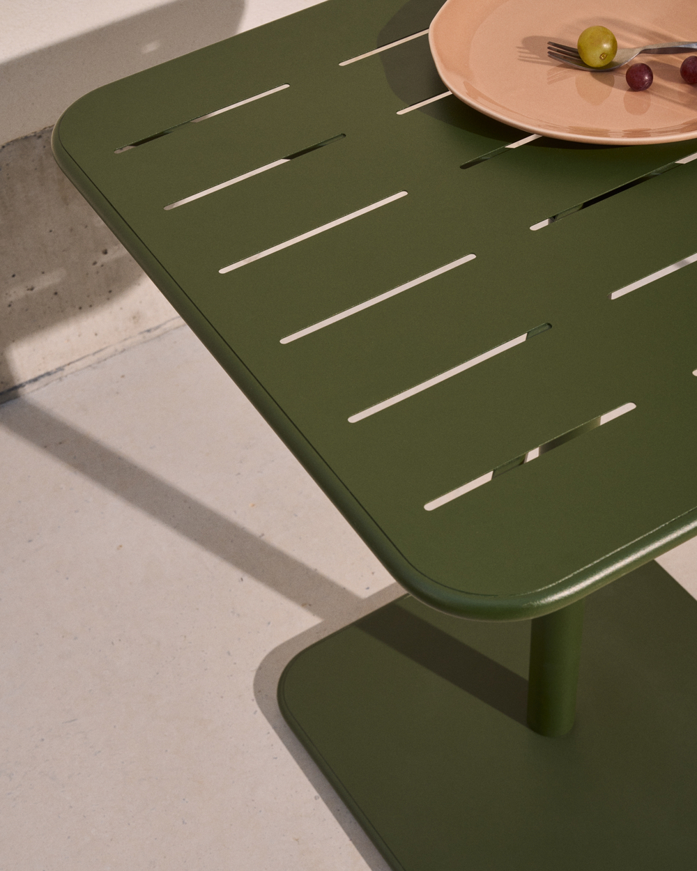 Уличный стол Brai из зеленой оцинкованной стали 70 x 70 см