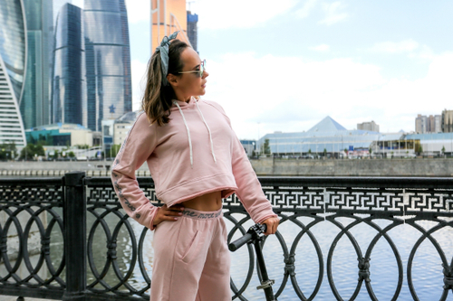 Толстовка женская укороченная бархатная с резинками