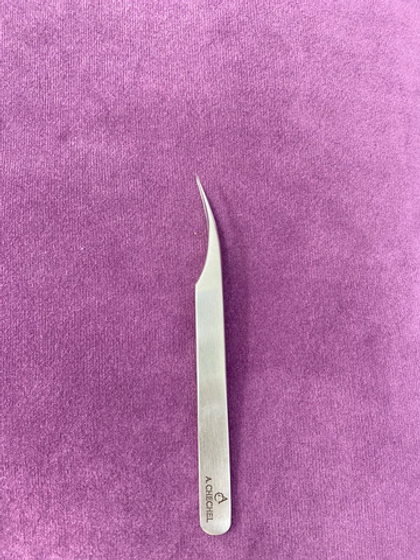 Пинцет Алины Чечель (A.Chechel) прямой с изгибом (Дельфин) с насечкой