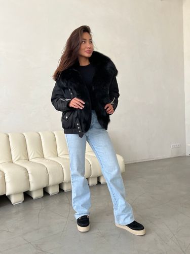 Черная укороченная парка с меховым воротником и фурнитурой