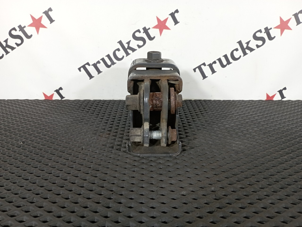 Кронштейн переднего бампера правый