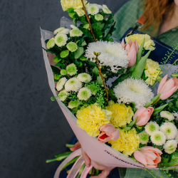 132. Весенний стойкий букет с тюльпанами и ветками вишни