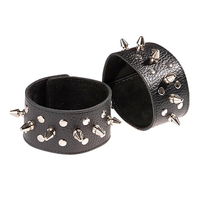 Чёрные напульсники с шипами и заклепками