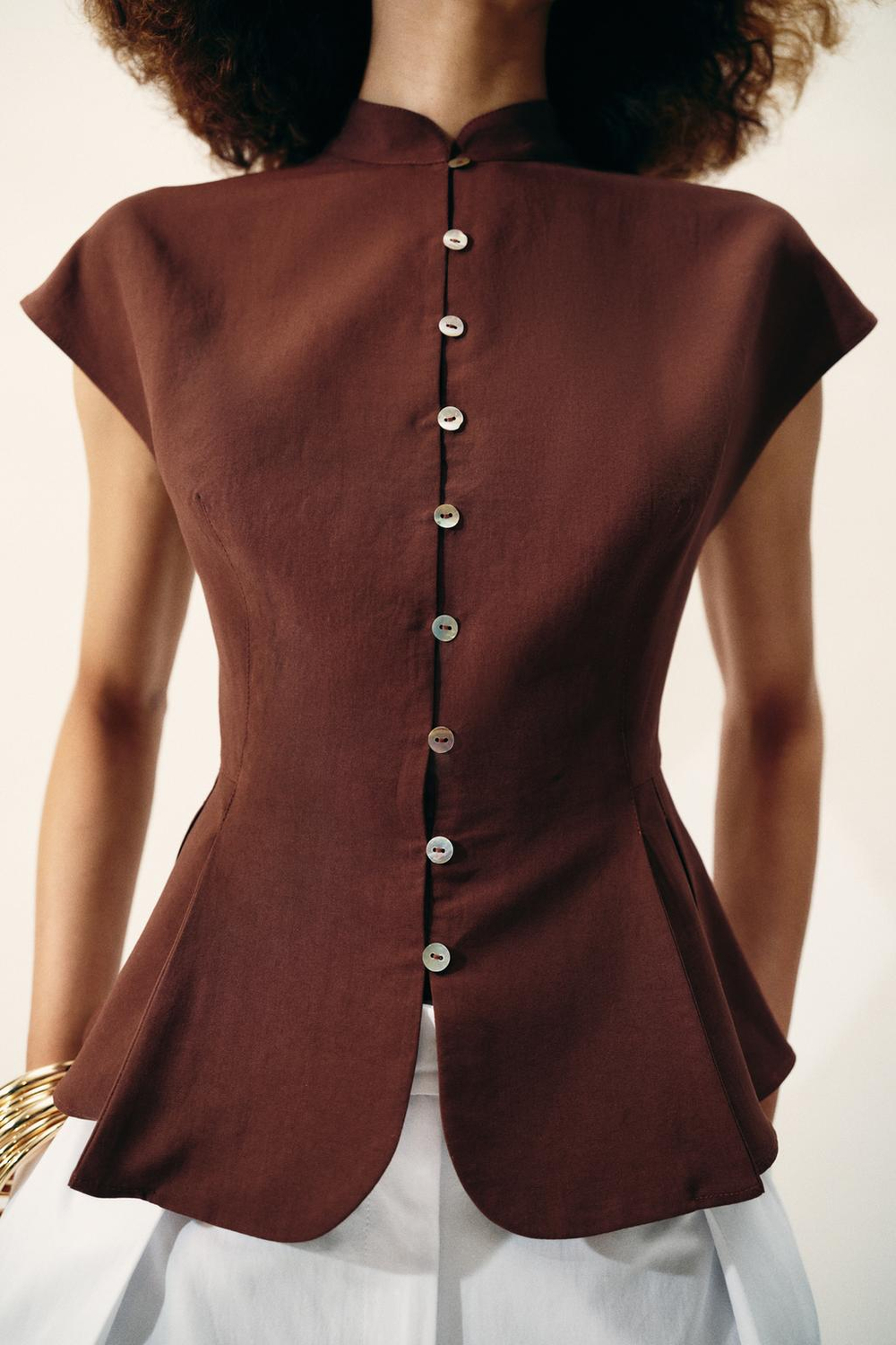 ZARA ТОП С БАСКОЙ И ЗАЩИПАМИ, СВЕТЛО-КОРИЧНЕВЫЙ