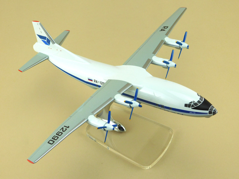 Модель самолета Ан-12 (М1:100, Атран)