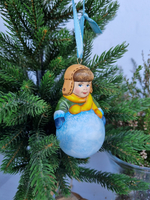 Мальчик со снежком ёлочная игрушка из фарфора