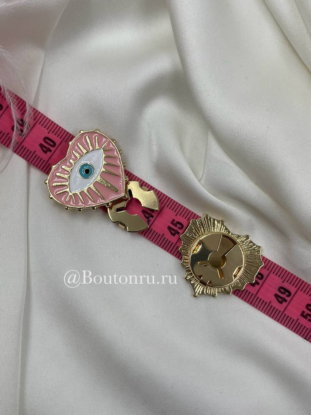 Накладка на пуговицу в форме сердца с глазом золотистая с розовой эмалью