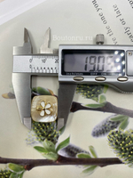 Пуговицы бежево-перламутровые квадратные с золотистым цветком