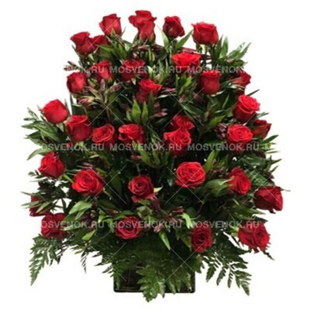 Ритуальная корзина из живых цветов красных роз и альстромерий