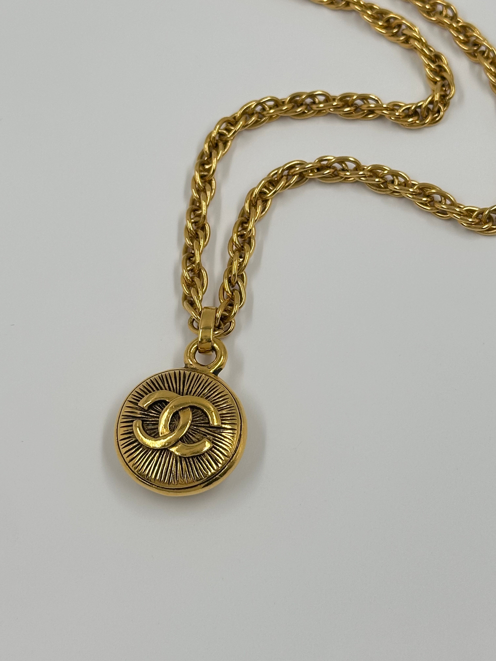 Кулон с лого Chanel