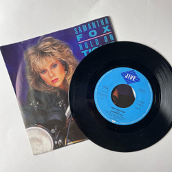 Винтажная виниловая пластинка 7 дюймов (маленькая пластинка) Samantha Fox Hold On Tight (Германия 1986)