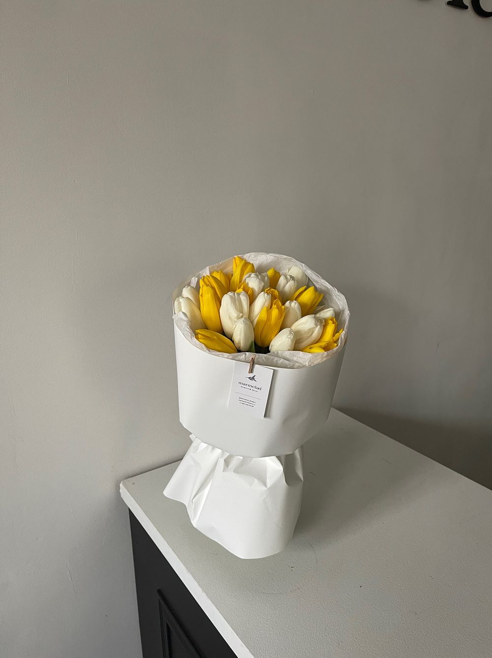 Букет из 25 белых и желтых тюльпанов