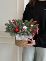 Композиция из хвои с новогодними игрушками