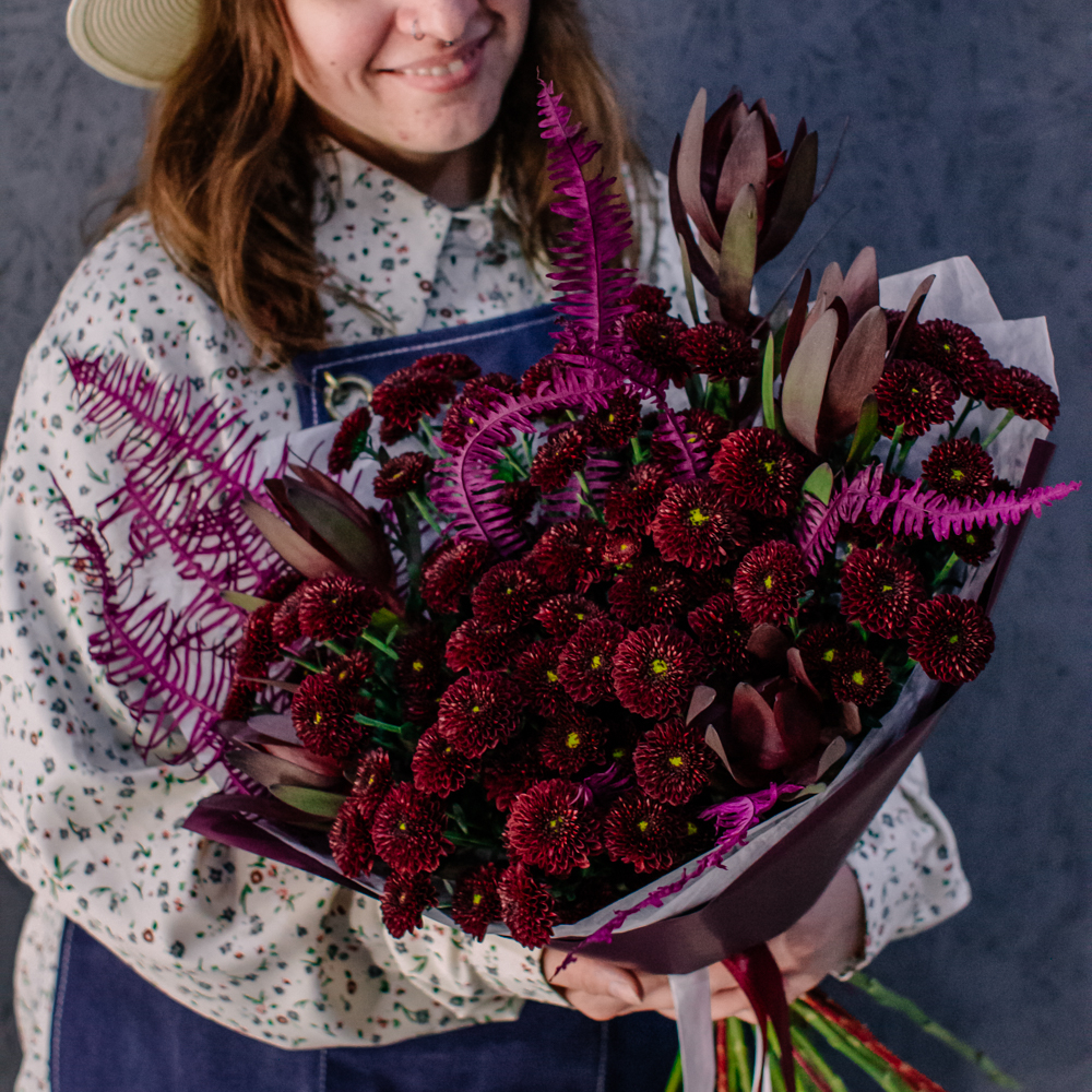 69. Темный стойкий букет с сантини и сафари