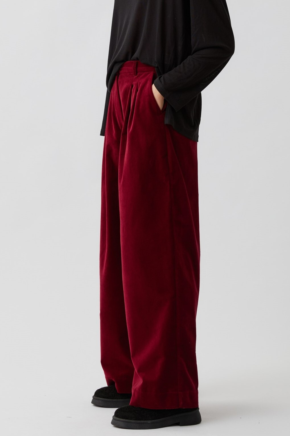 Брюки со складками из бордового бархата