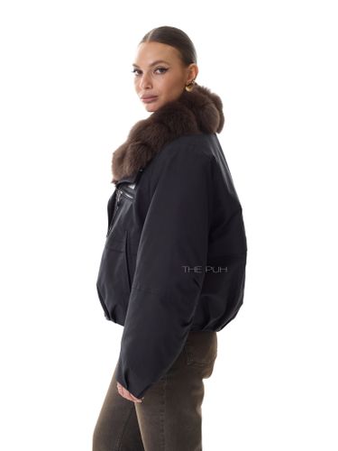 Черная пуховая парка с меховым воротником
