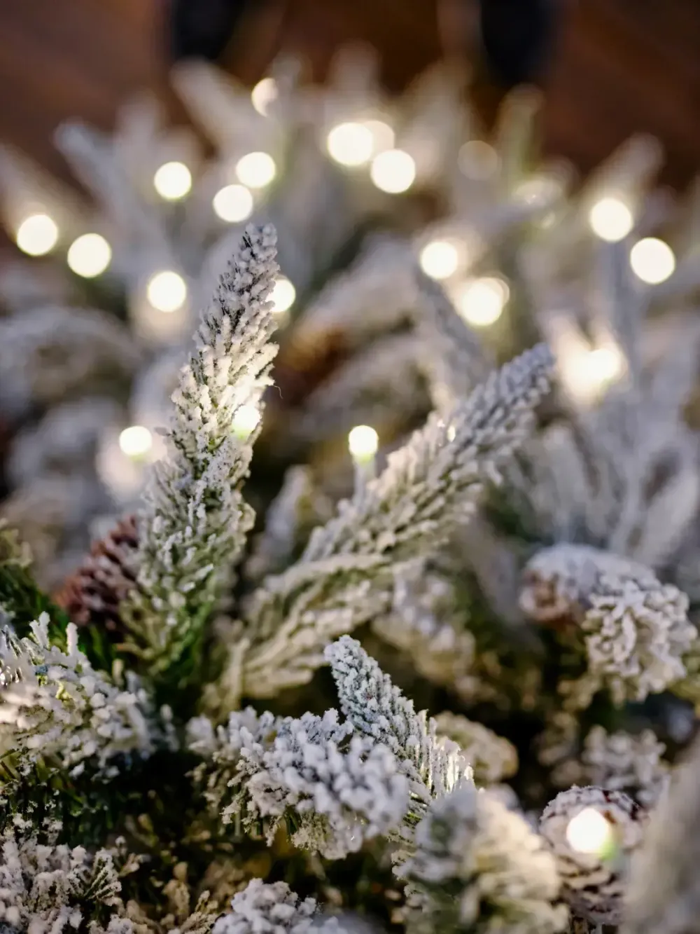 Заснеженная елка с гирляндой встроенной «ile Grande» (Литая+пвх) 240 см / 2,4 м