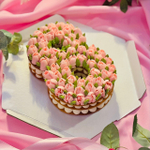 Торт "Цифра 8" в розовых тюльпанах – медовик с карамельной начинкой, созданный к 8 Марта 🎂