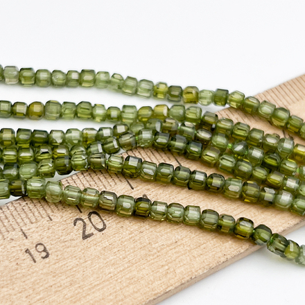 Фианит Куб бусины (кубический цирконий), цвет оливковый, размер около 3 мм, цена за отрезок 17-18 см (1/2 нити)