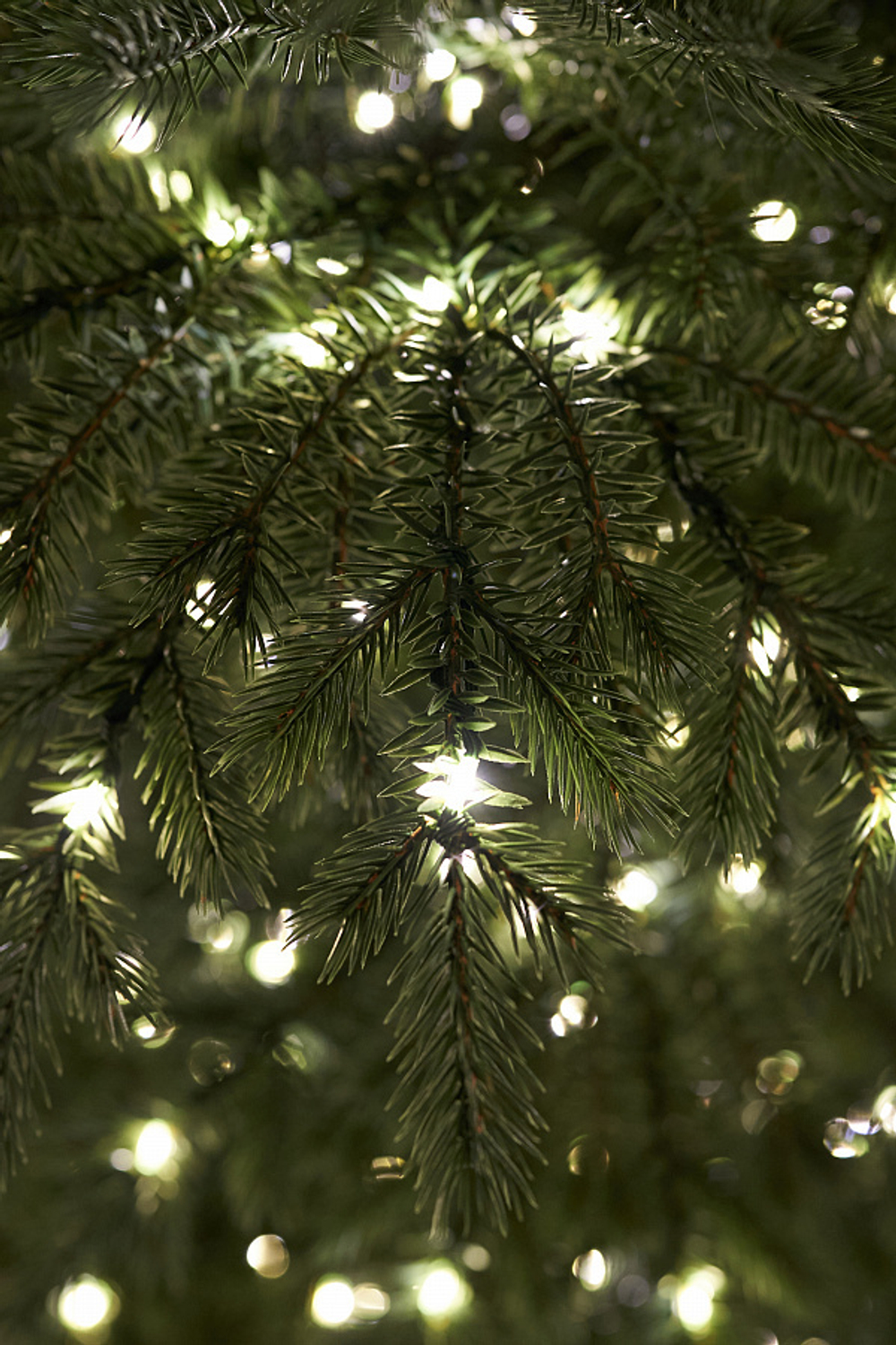 Ель искусственная с лампочкам Мурманская