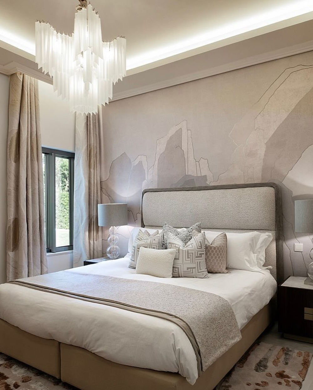 Изысканная каскадная люстра с вытянутыми стеклянными элементами и декоративной потолочной розеткой.