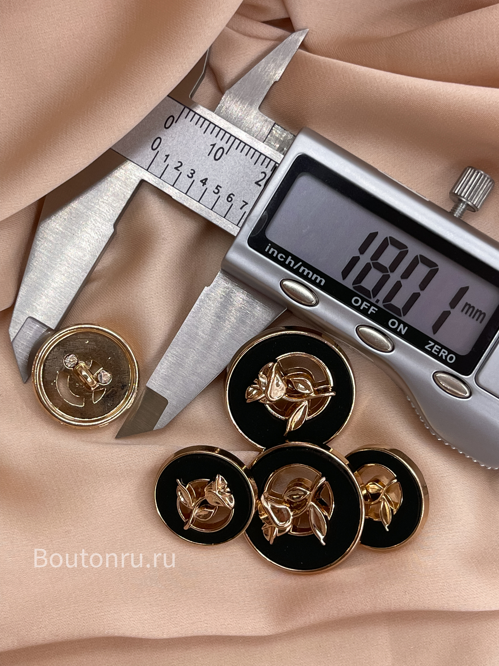 Пуговицы золотистые с бархатом и розой