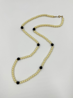«Жемчужные» бусы с чёрными вставками