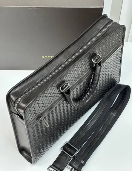 Кожаный портфель Bottega Veneta Intrecciato 40 с плечевым ремнем
