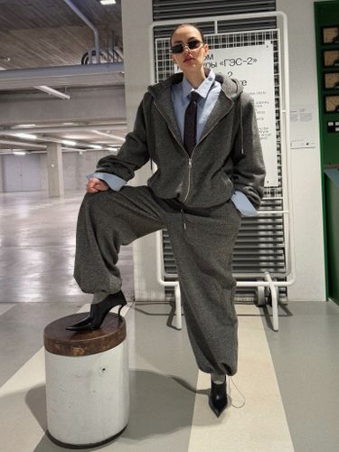 Теплый спортивный костюм в сером цвете