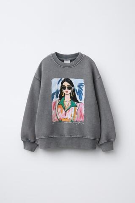 ZARA ТОЛСТОВКА С ЭФФЕКТОМ ПОТЕРТОСТИ И ПРИНТОМ «КУКЛА, СЕРЫЙ»