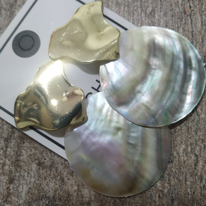 Серьги-гвоздики Перламутр диск треугольник изогнутый металл золотистый