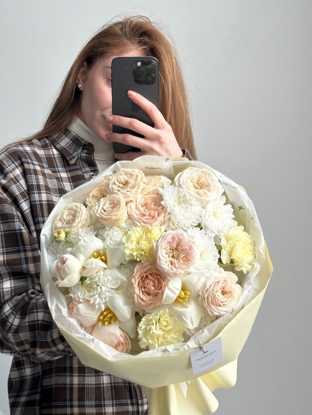 Букет из кустовых пионовидных роз, хризантемы, диантусов и тюльпанов