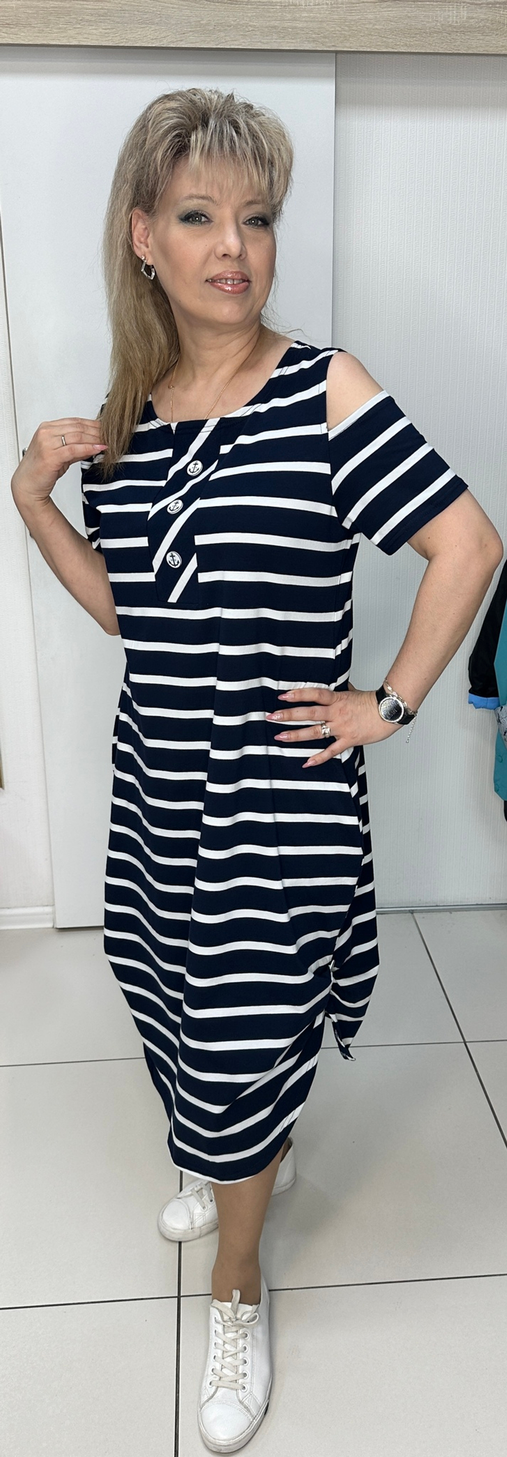 Трикотажное платье в полоску с вынутыми плечиками на большие размеры