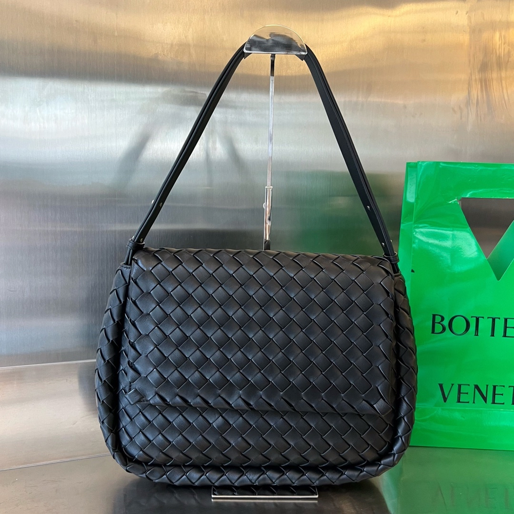 Bottega Veneta Small Cobble Messenger 27 cm