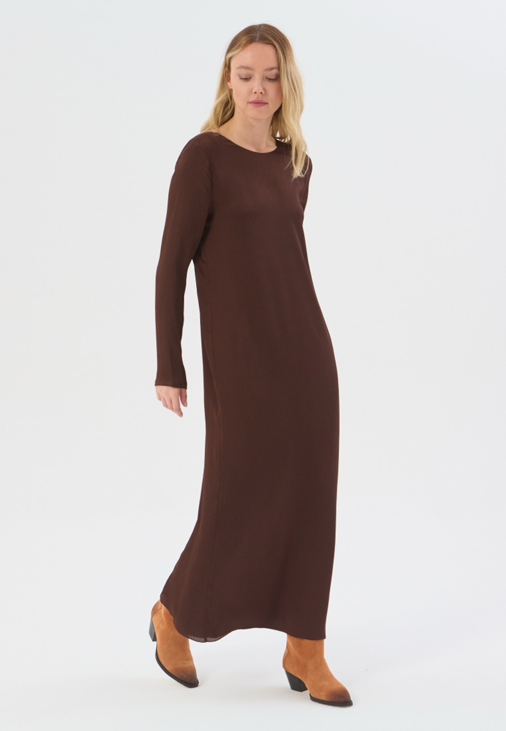 Платье жатка с открытой спиной коричневое