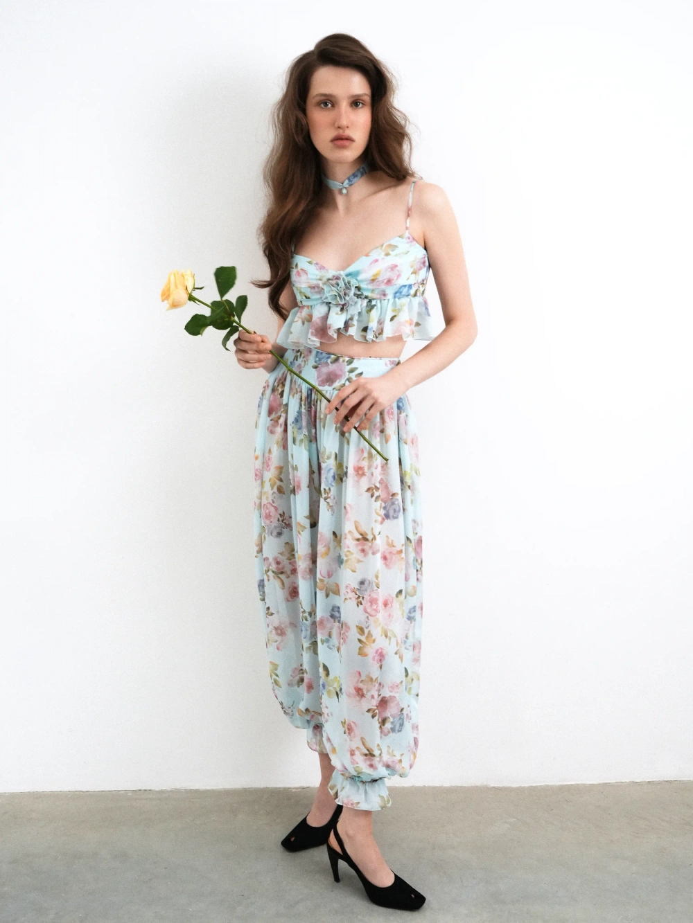 Эви (Evie), брюки с рюшей из голубого шифона с цветочным принтом
