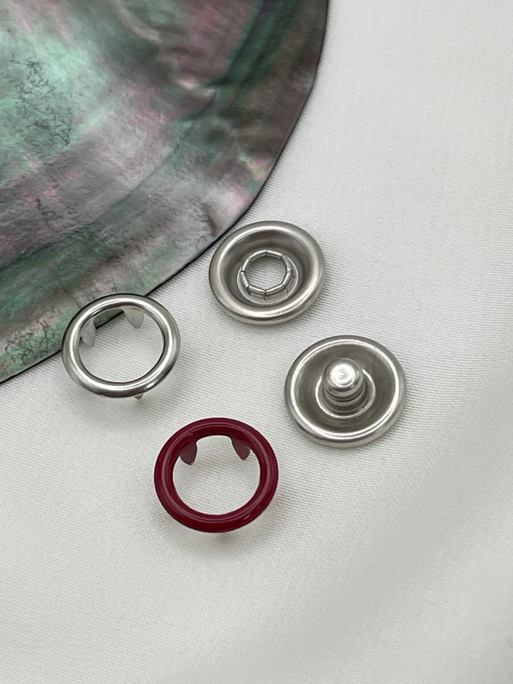 Кнопки рубашечные трикотажные красного цвета (открытые) 9,5 мм