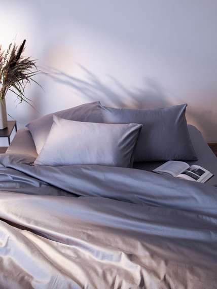 Простыня из премиального сатина светло-серого цвета из коллекции essential, 180х270 см