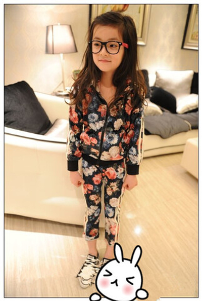 Костюм спортивный детский с цветочным рисунком и полосками