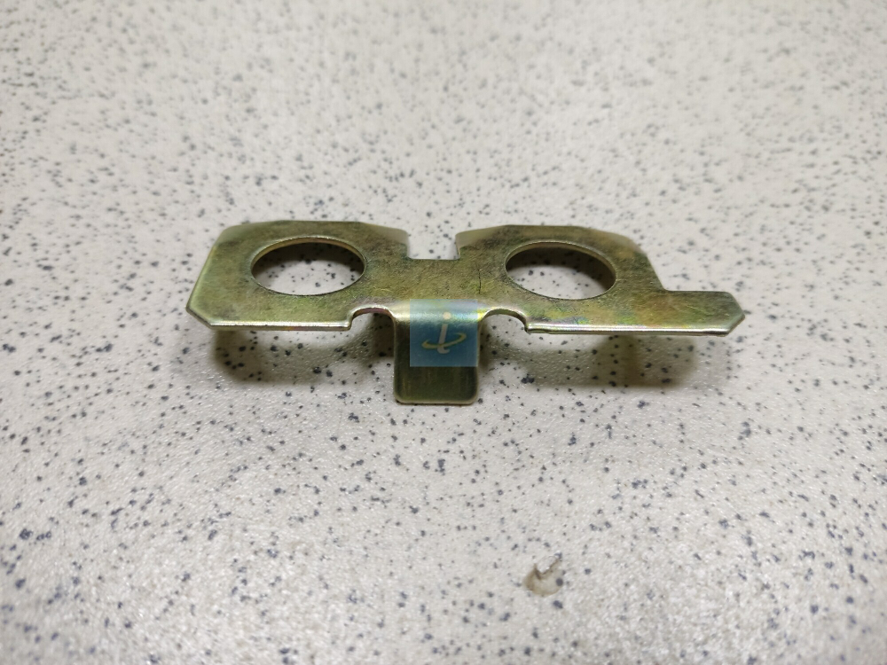 Пластина замковая левая (с усиком) 236-1005129-Б